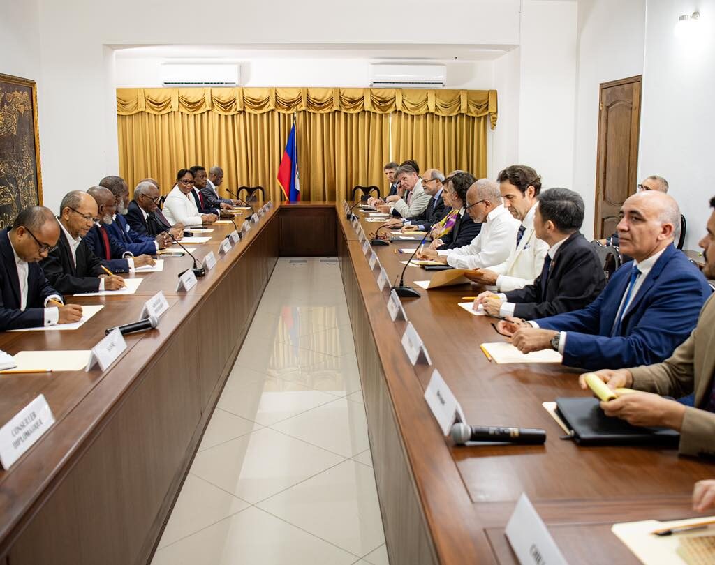 Conformément à ses prérogatives, le Conseil Présidentiel de Transition (CPT) a organisé, ce jeudi 19 septembre 2024, une rencontre de haut niveau avec le Corps diplomatique et des représentants permanents des organisations internationales en Haïti.