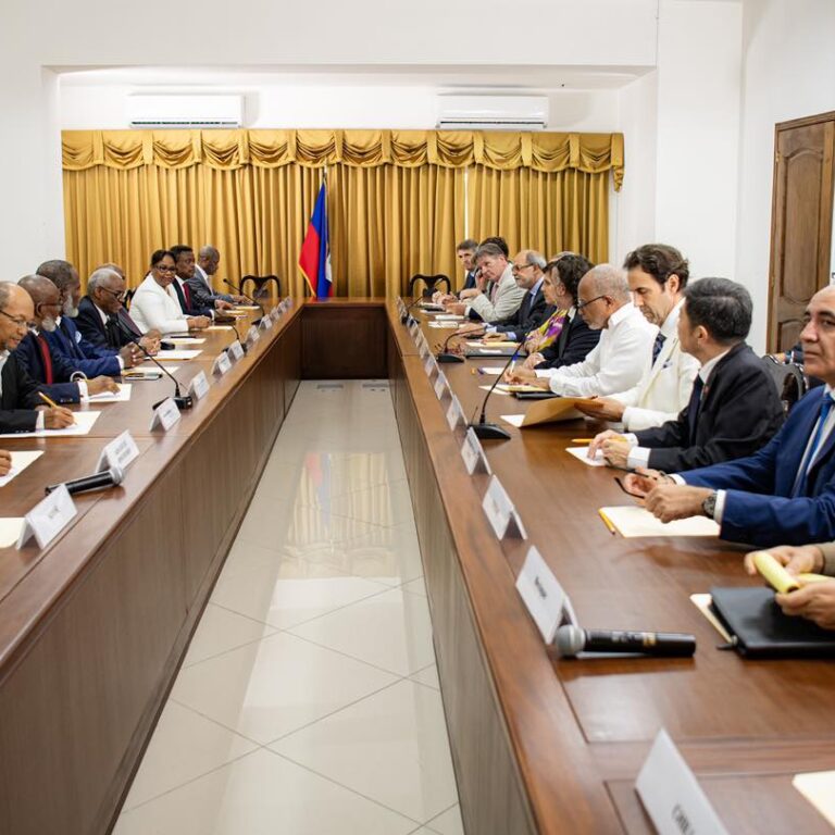 Conformément à ses prérogatives, le Conseil Présidentiel de Transition (CPT) a organisé, ce jeudi 19 septembre 2024, une rencontre de haut niveau avec le Corps diplomatique et des représentants permanents des organisations internationales en Haïti.