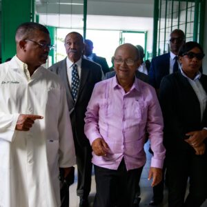 Le Président du CPT, S.E.M Leslie Voltaire, en visite à l’Hôpital Universitaire La Paix pour évaluer et améliorer les infrastructures de santé